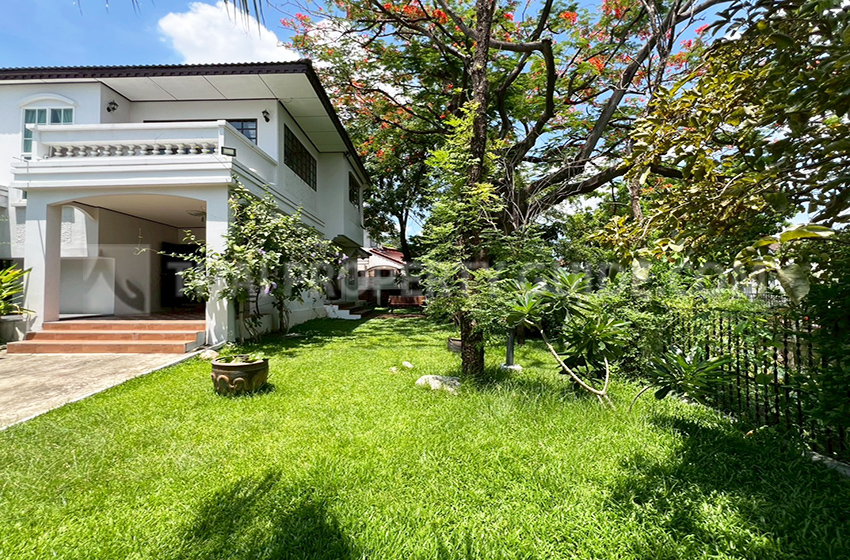 House with Shared Pool in Srinakarin 