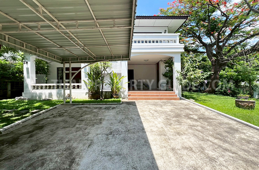 House with Shared Pool in Srinakarin 