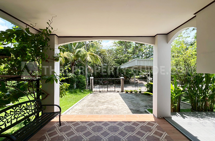 House with Shared Pool in Srinakarin 