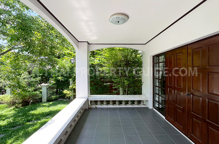 House with Shared Pool in Srinakarin 