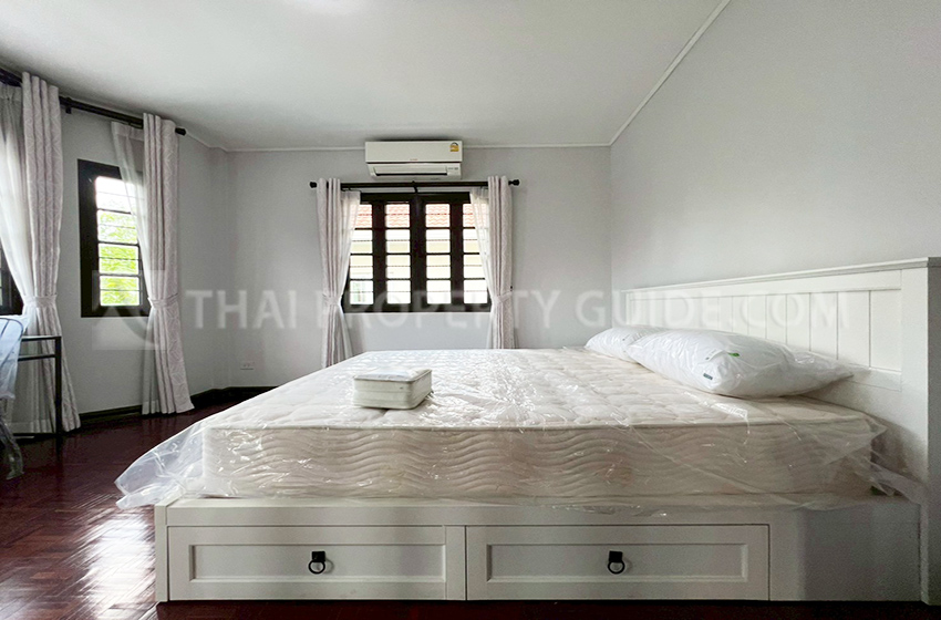 House with Shared Pool in Srinakarin 