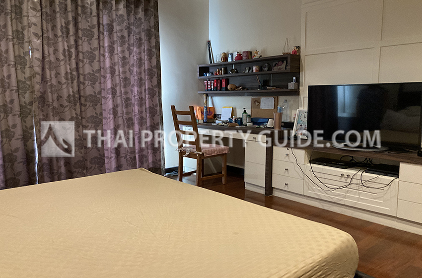 House with Shared Pool in Srinakarin 