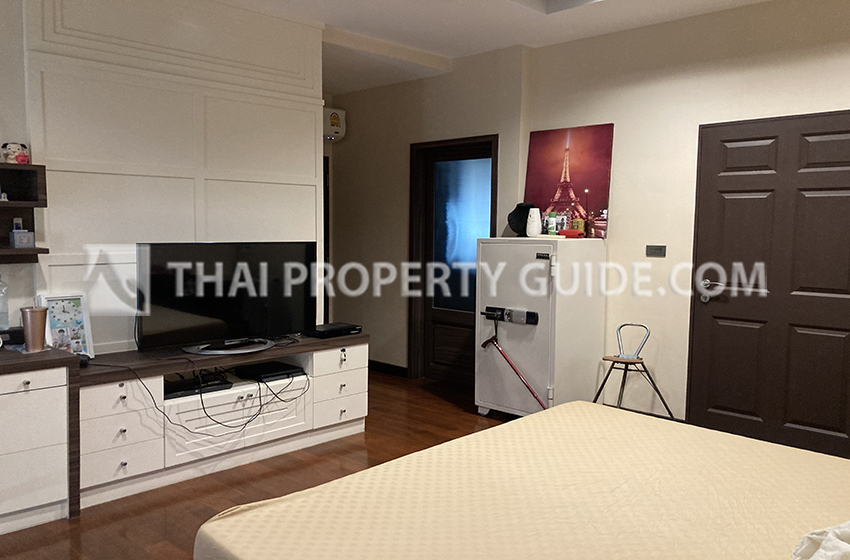 House with Shared Pool in Srinakarin 