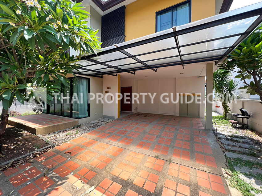 House with Shared Pool in Srinakarin 