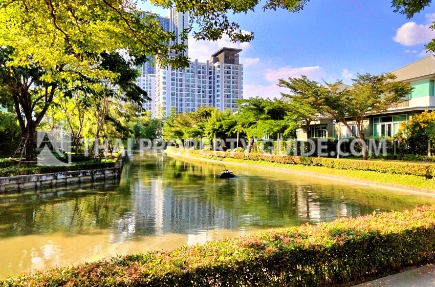 House with Shared Pool in Srinakarin 