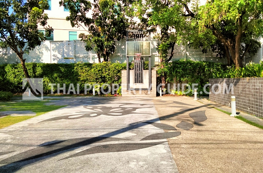 House with Shared Pool in Srinakarin 