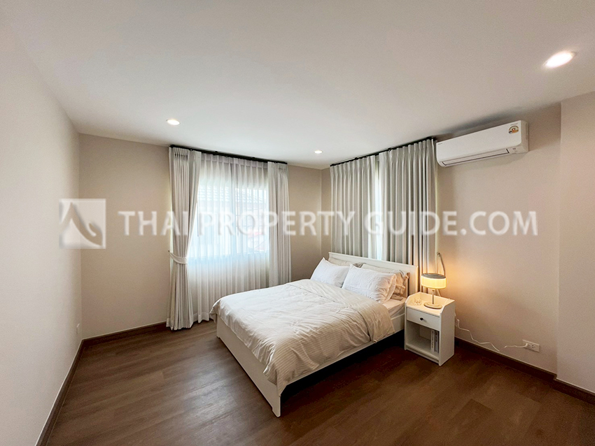 House with Shared Pool in Srinakarin 