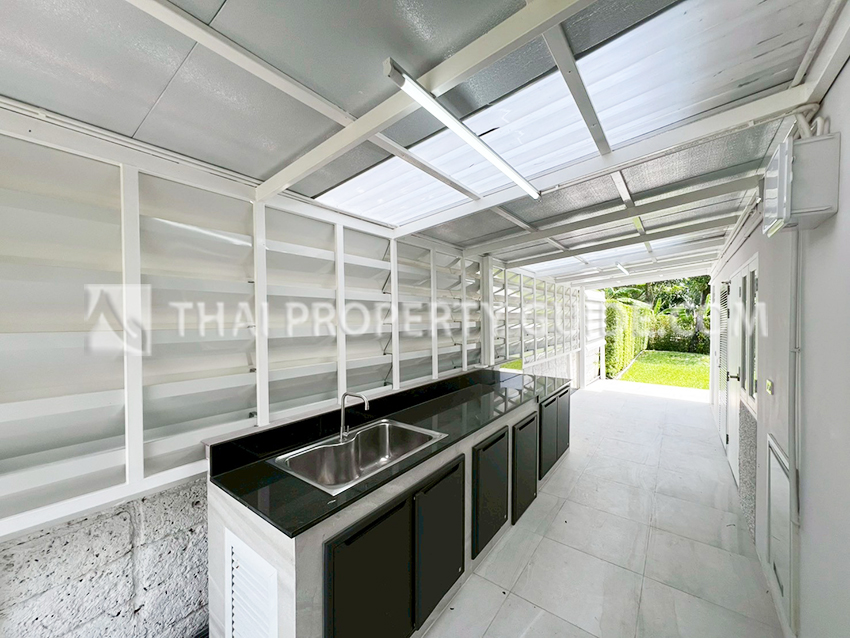 House with Shared Pool in Srinakarin 