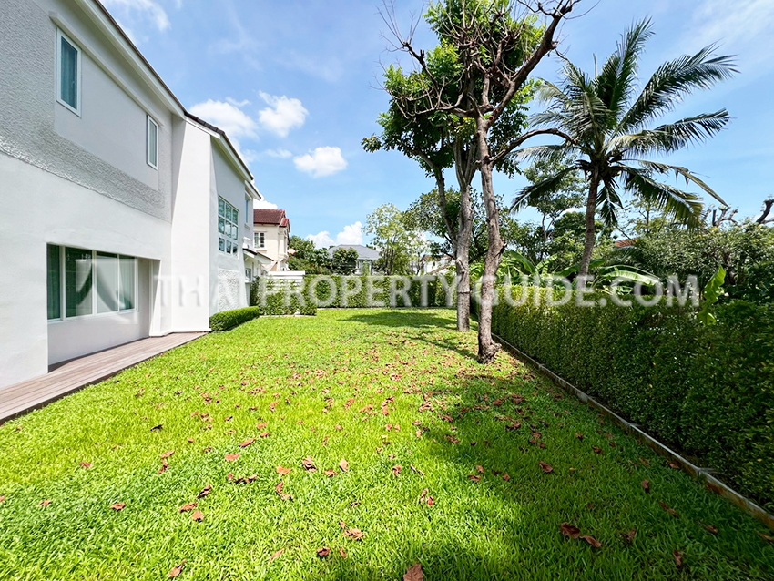 House with Shared Pool in Srinakarin 