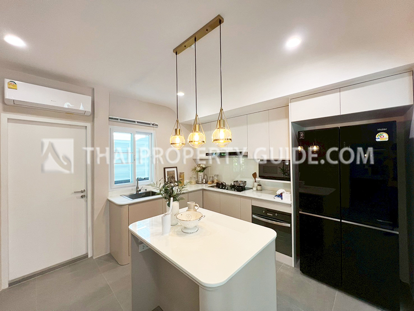 House with Shared Pool in Srinakarin 