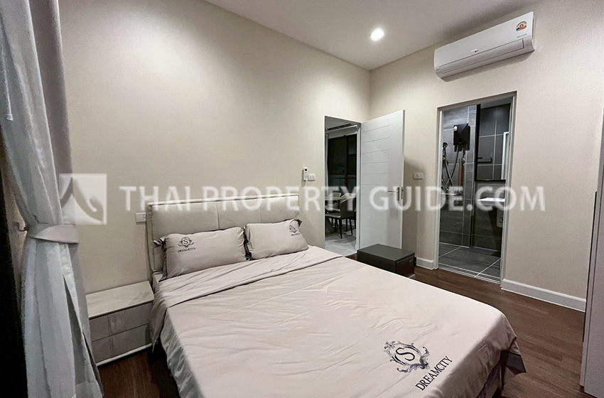 House with Shared Pool in Srinakarin 