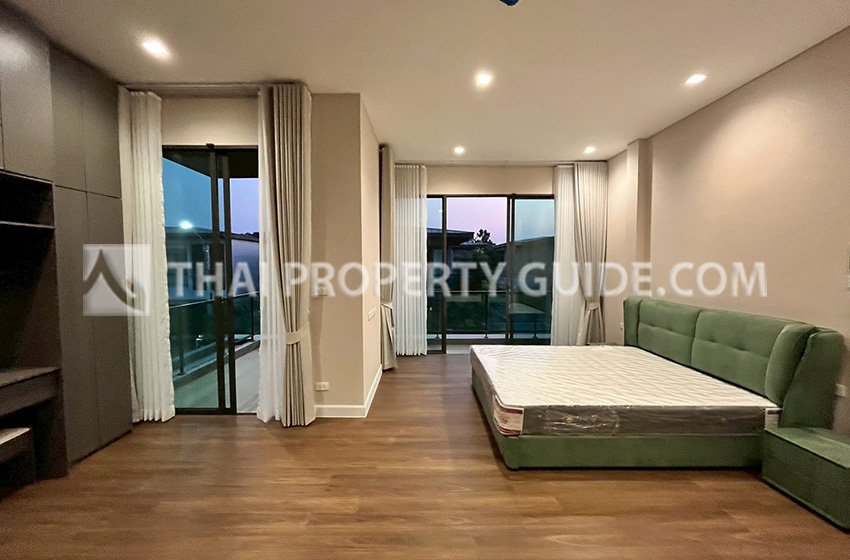 House with Shared Pool in Srinakarin 