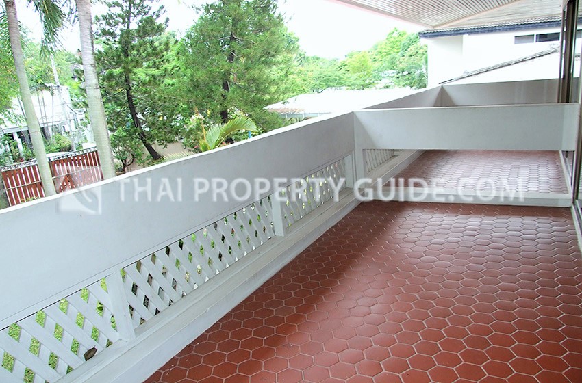 House with Shared Pool in Sukhumvit : Panya Village On-Nut 