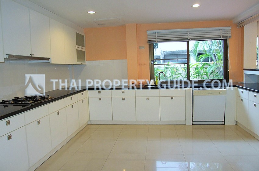 House with Shared Pool in Sukhumvit : Panya Village On-Nut 