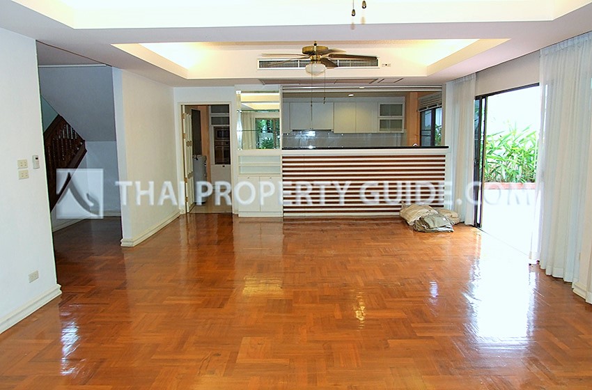 House with Shared Pool in Sukhumvit : Panya Village On-Nut 