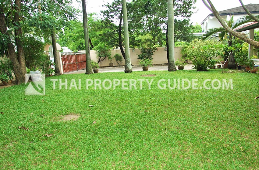 House with Shared Pool in Sukhumvit : Panya Village On-Nut 