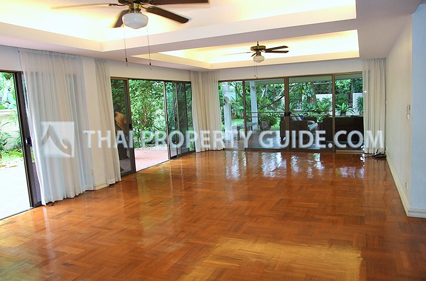 House with Shared Pool in Sukhumvit : Panya Village On-Nut 