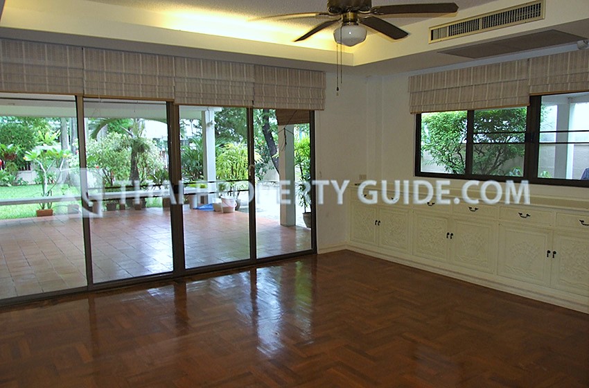 House with Shared Pool in Sukhumvit : Panya Village On-Nut 