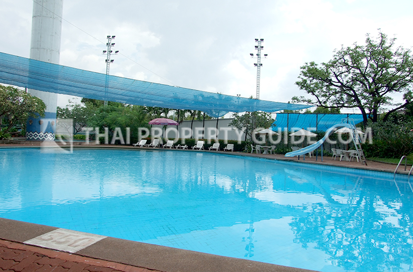House with Shared Pool in Sukhumvit : Panya Village On-Nut 