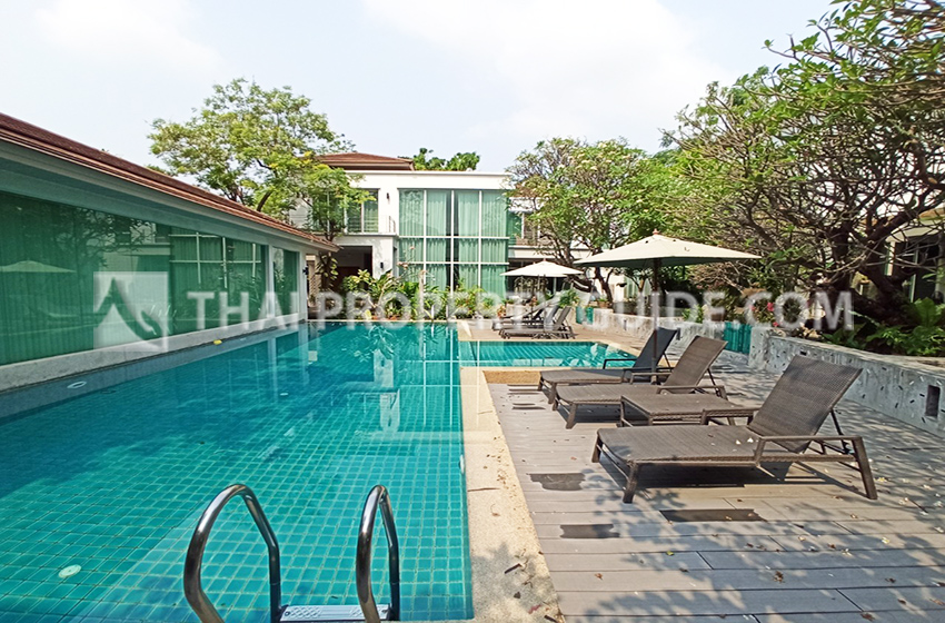 House with Shared Pool in Sukhumvit : Panya Village On-Nut 