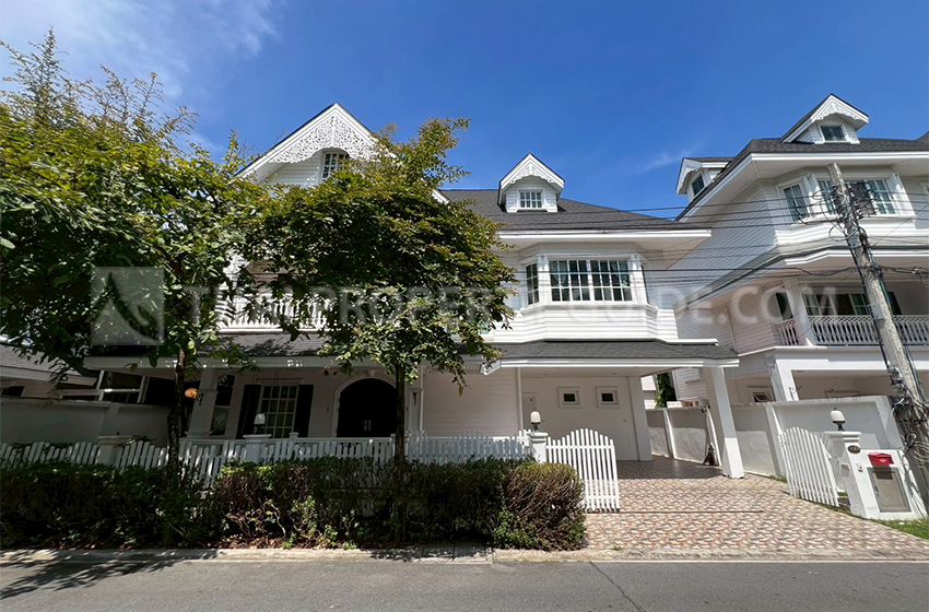 House with Shared Pool in Sukhumvit 