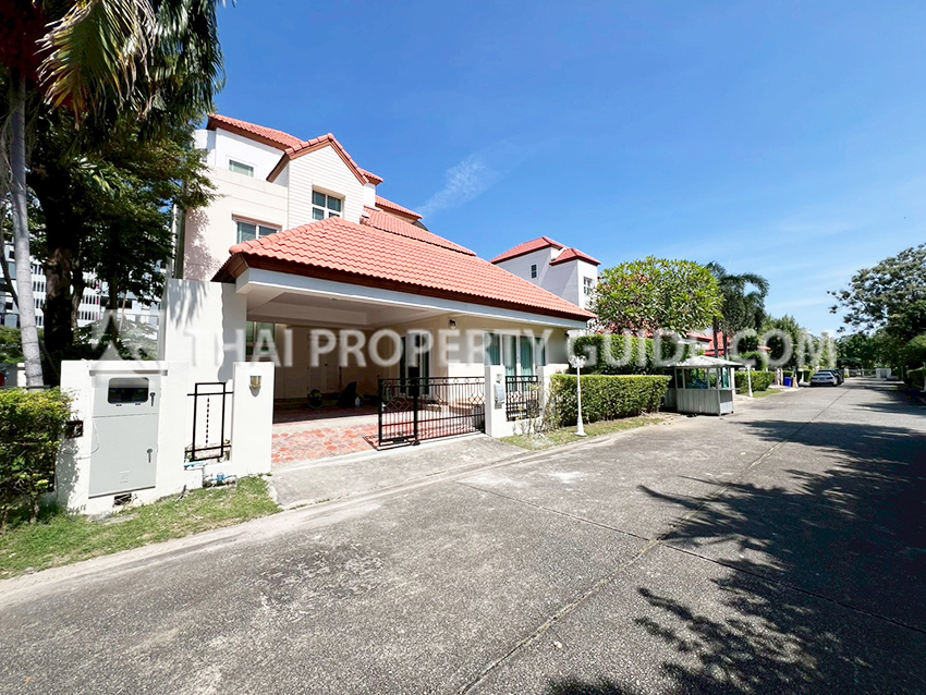 House with Shared Pool in Sukhumvit