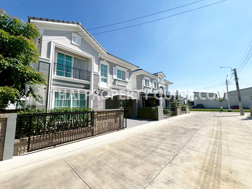 House with Shared Pool in Sukhumvit 