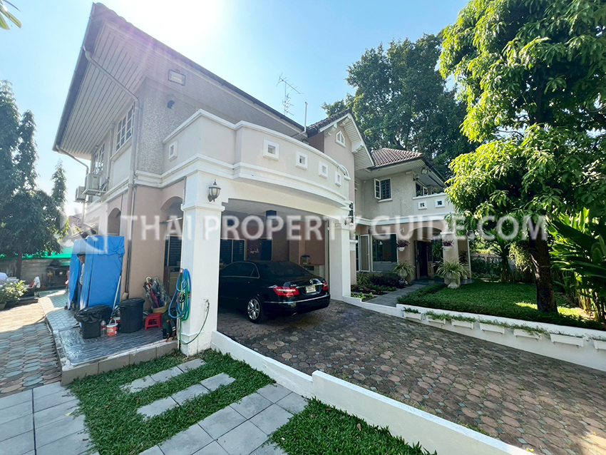 House with Shared Pool in Sukhumvit 