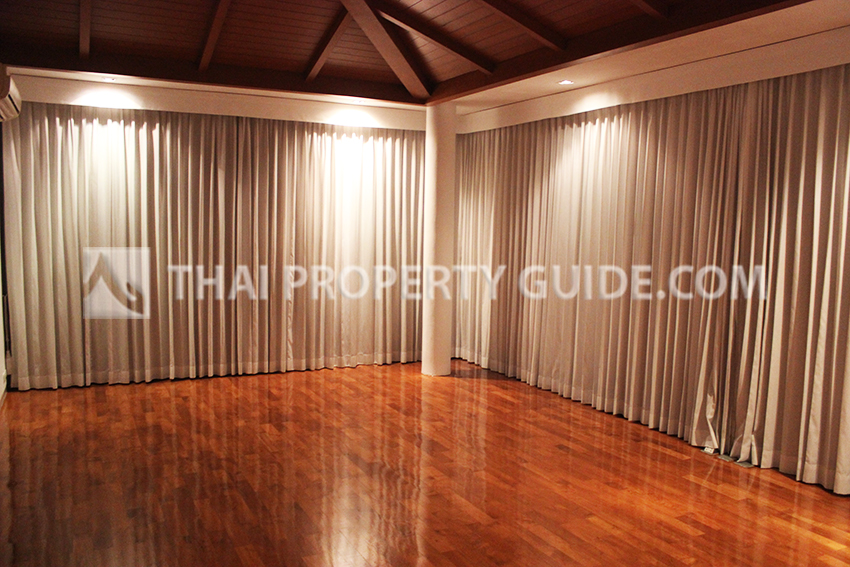 House with Shared Pool in Vibhavadi Rangsit 