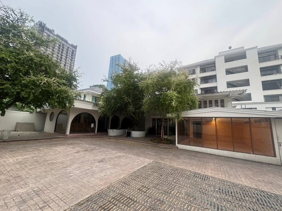 Shophouse for rent in Phaholyothin