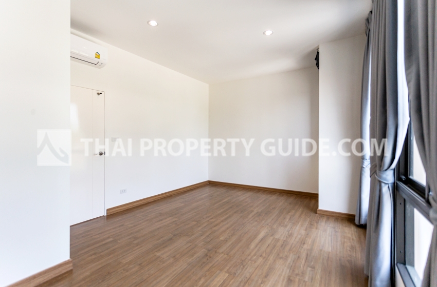 Townhouse in Bangnatrad 