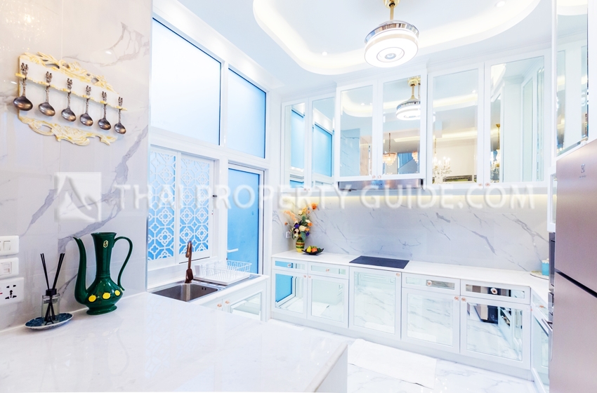 Townhouse in Lat Phrao 