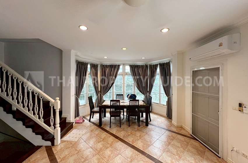 Townhouse in Sukhumvit 