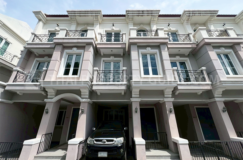 Townhouse in Sukhumvit 